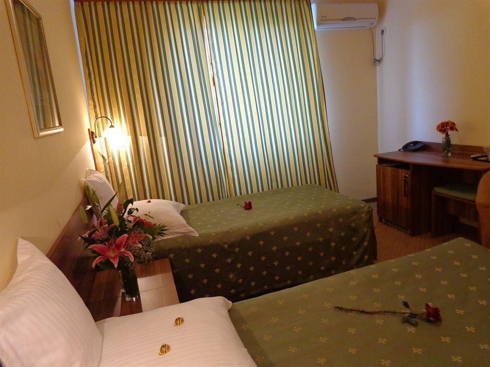 Hotel Lyra Oradea Luaran gambar